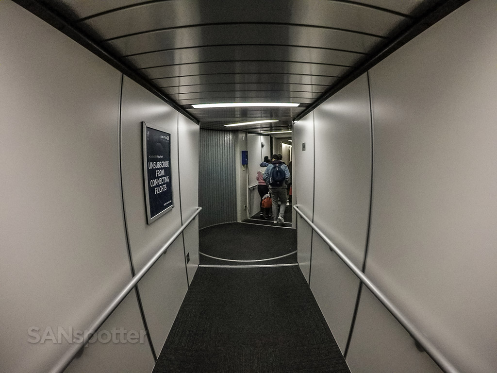 EWR jet bridge