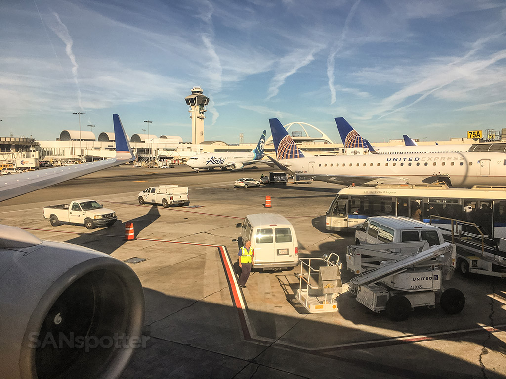 United Airlines 757–200 pushback LAX