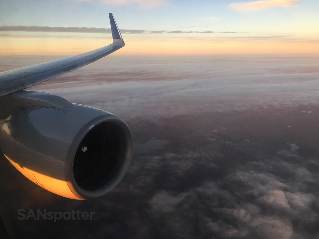Beautiful sunset United Airlines 757–200 wing