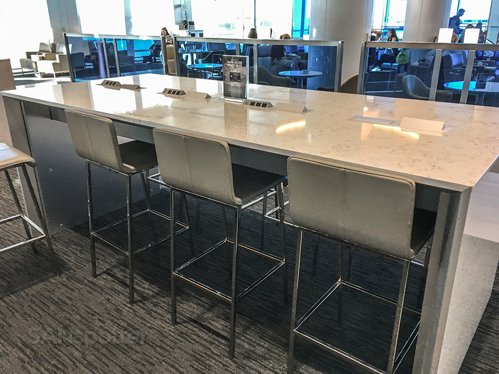 Computer workstation United club LAX