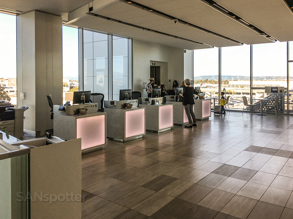 United airlines customer service desk LAX lounge