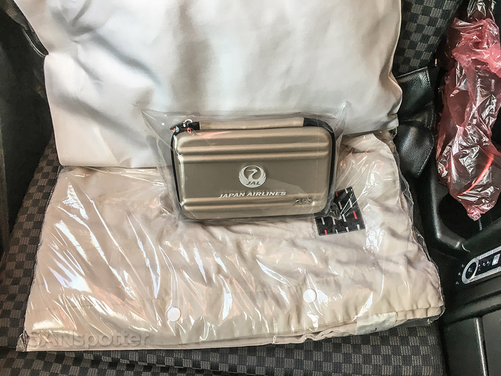 Japan Airlines business lass amenity kit