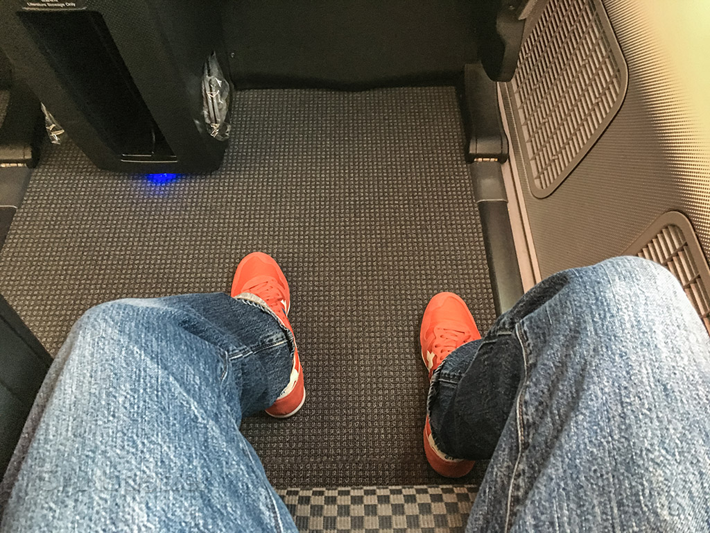 JAL 787 leg room business class