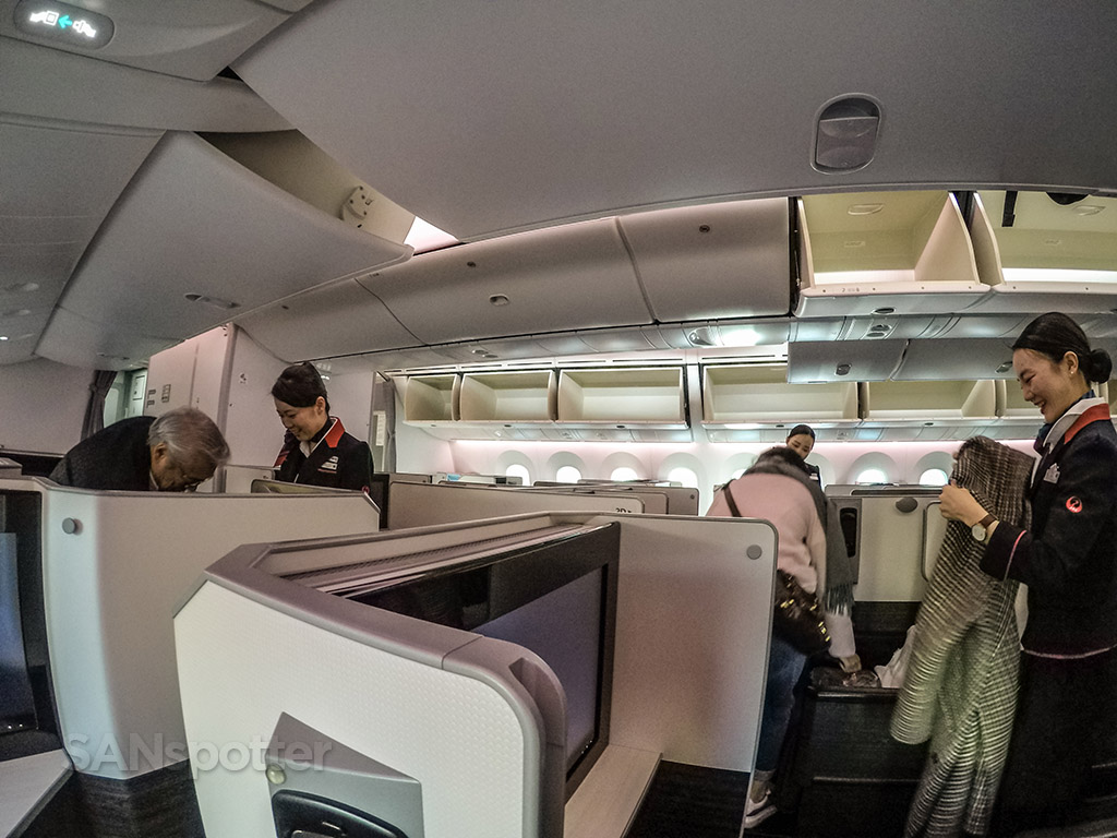 Japan Airlines 787 sky suite business class cabin