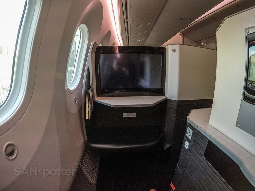 Japan Airlines Sky Suite Business Class Review (787-8) Osaka to Los Angeles  - TravelUpdate