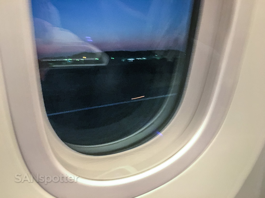 Japan Airlines 787–8 window