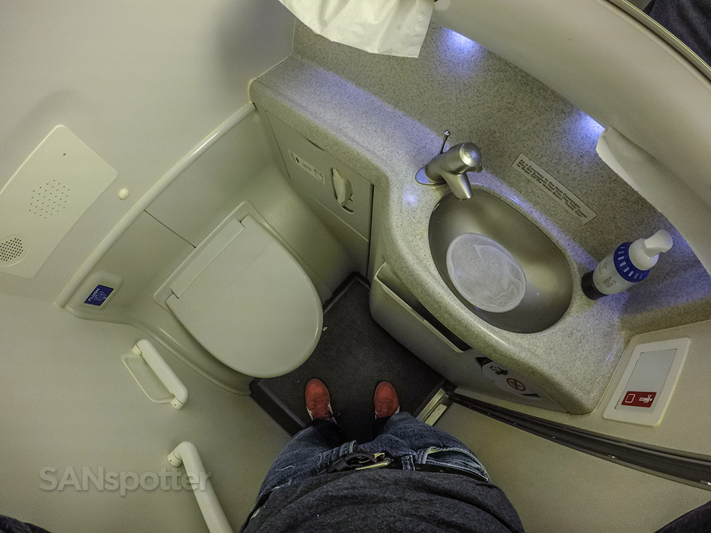 Alaska airlines 737–900 lavatory