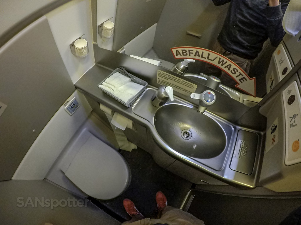 Lufthansa a340 lavatory
