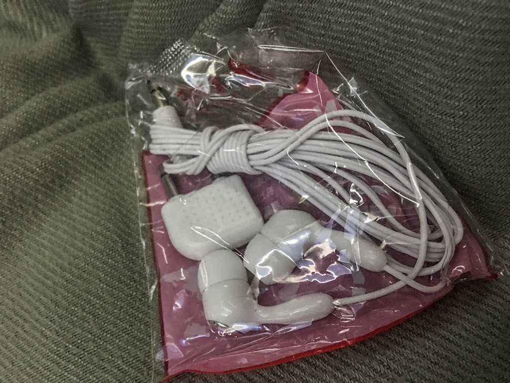 Hainan Airlines economy class amenity kit earbuds 