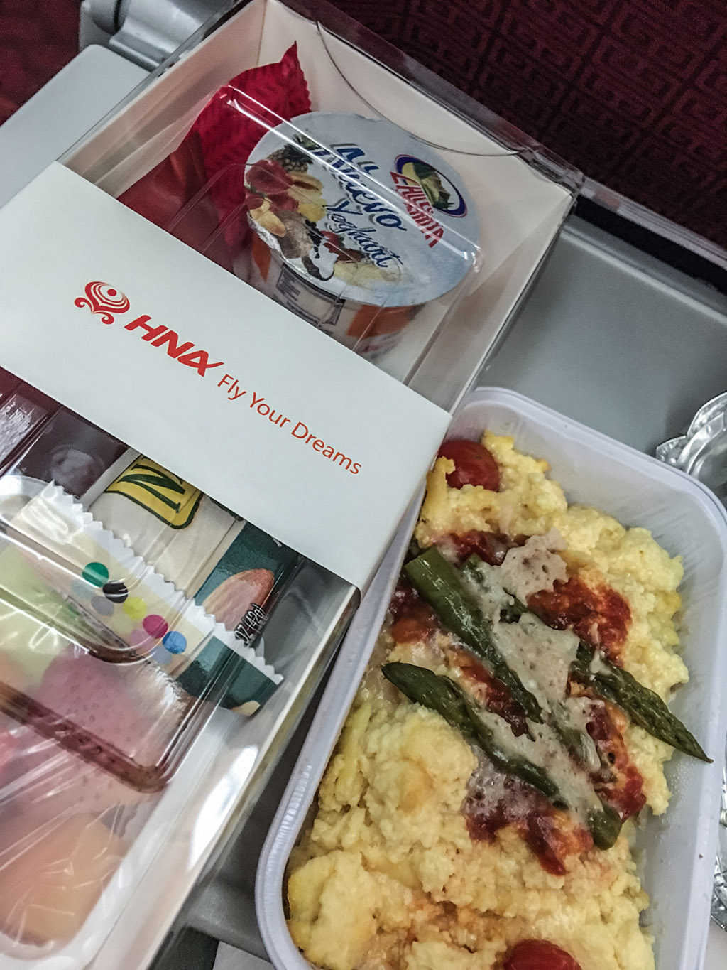 Hainan Airlines economy class breakfast