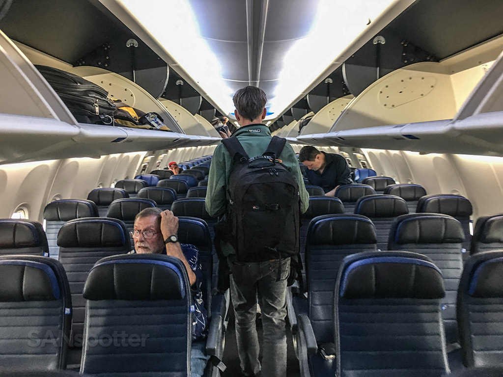 United Airlines 737–800 economy class interior