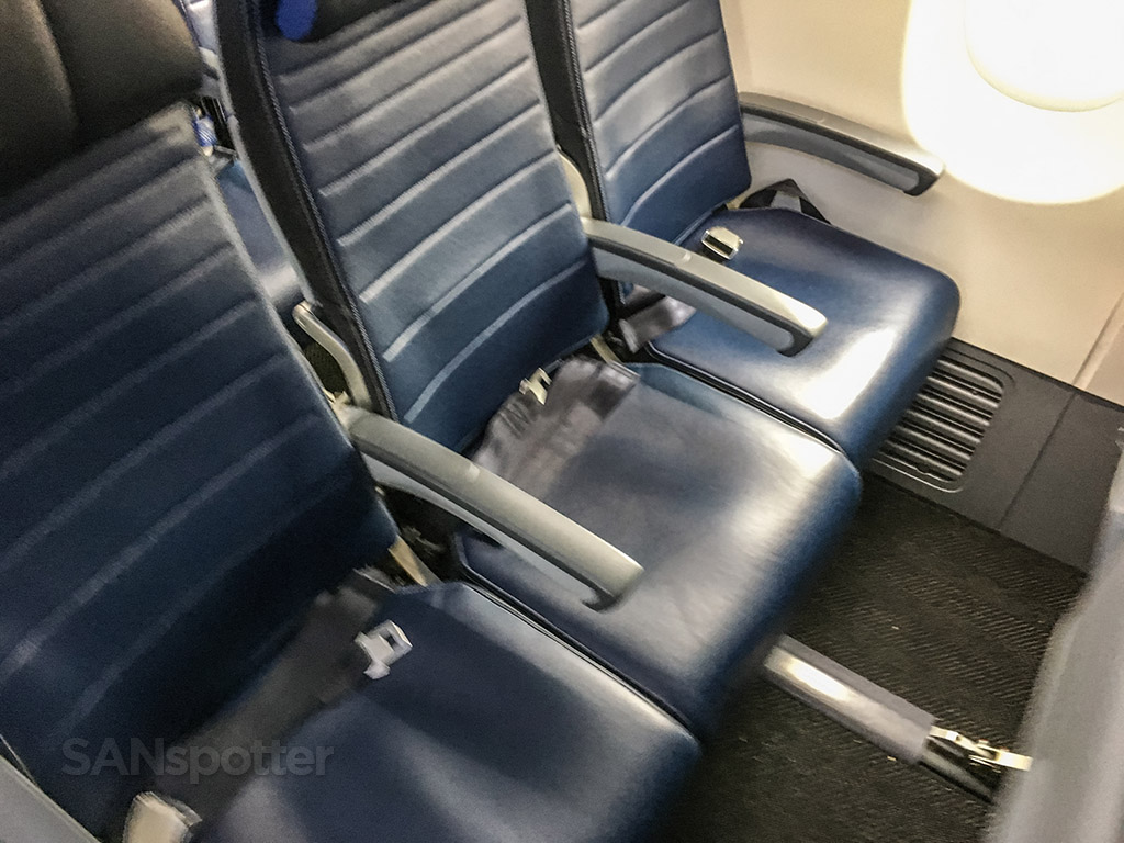 United Airlines 737–800 economy class seats