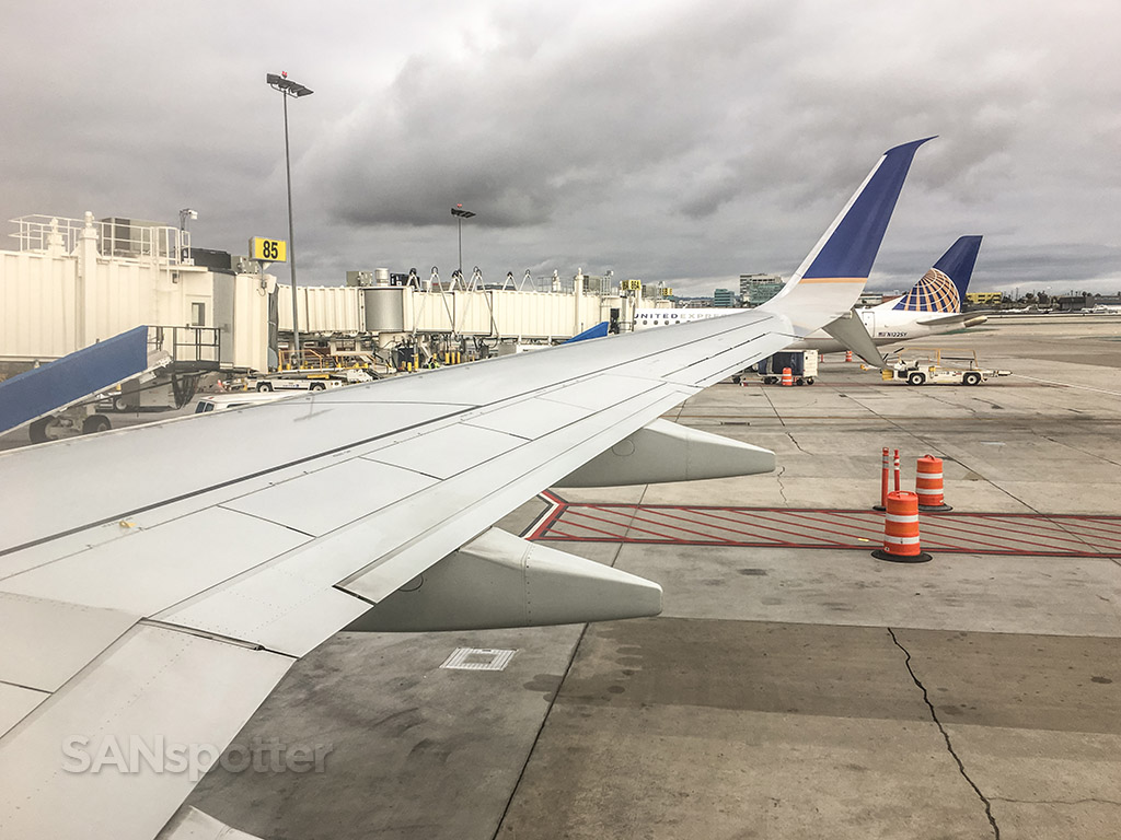  United Airlines 737–800 split scimitar winglets 