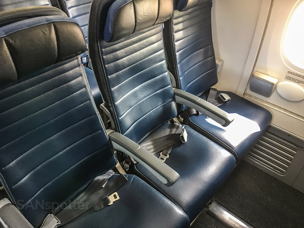 United airlines 737 blue economy class seats