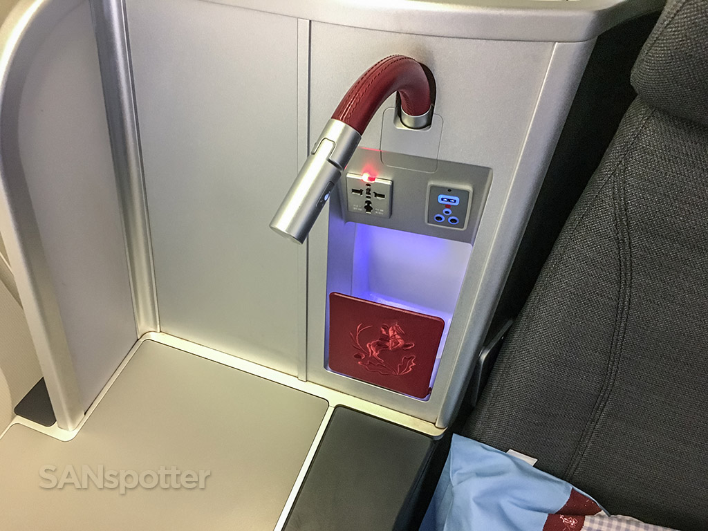 Austrian Airlines 777–200 business class seat details