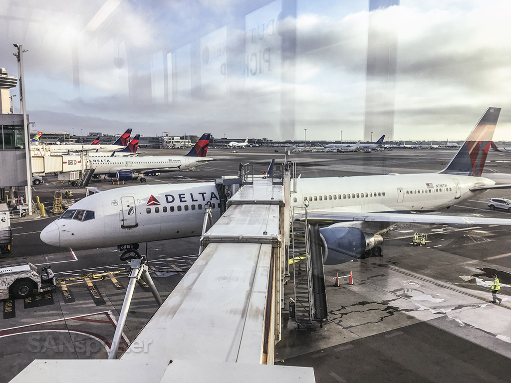 757-200 35F or 36F - both seemingly have great legroom. Which is ideal for  redeye sleep SFO-JFK? : r/delta