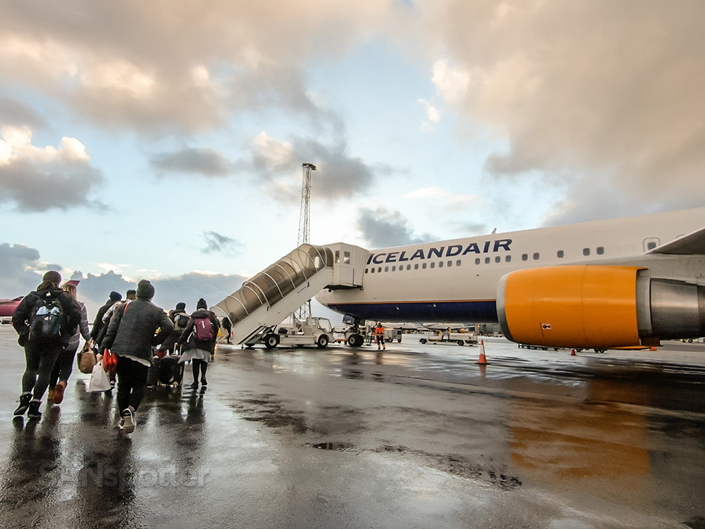 Icelandair 767 remote gate KEF