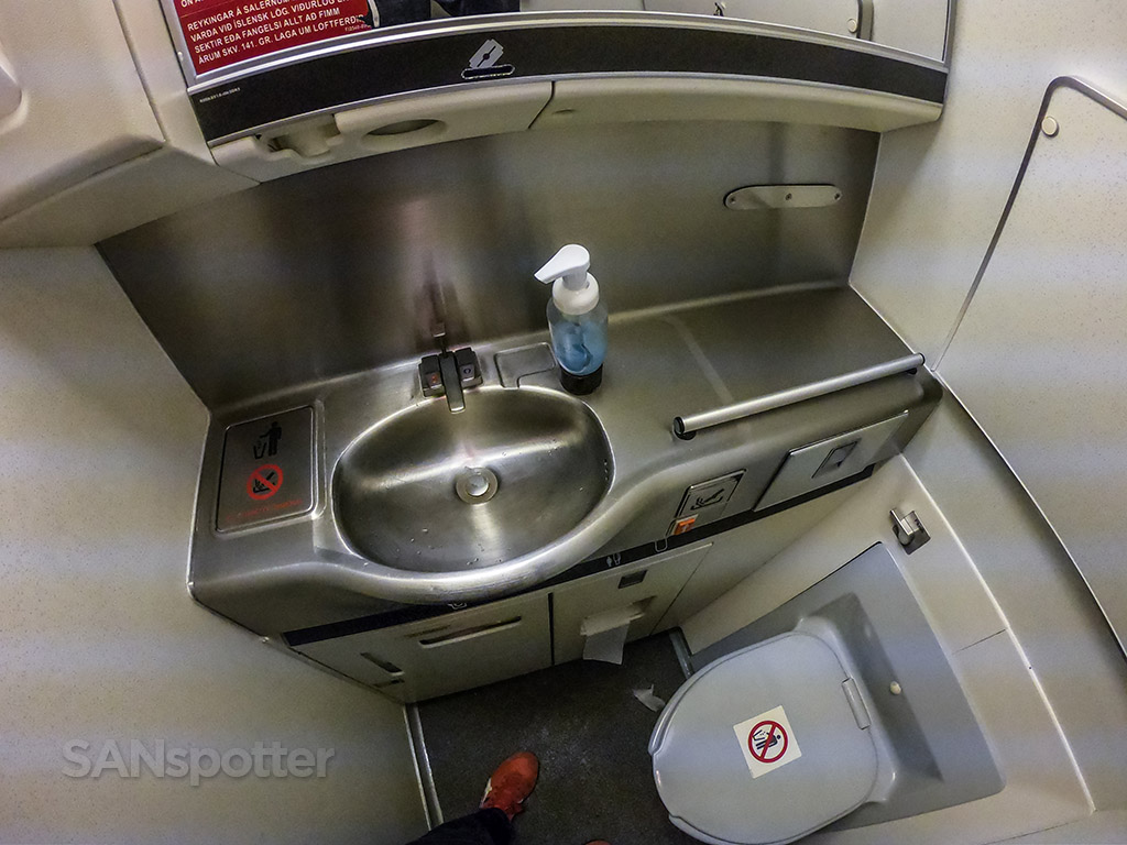 Icelandair 767 lavatory review 