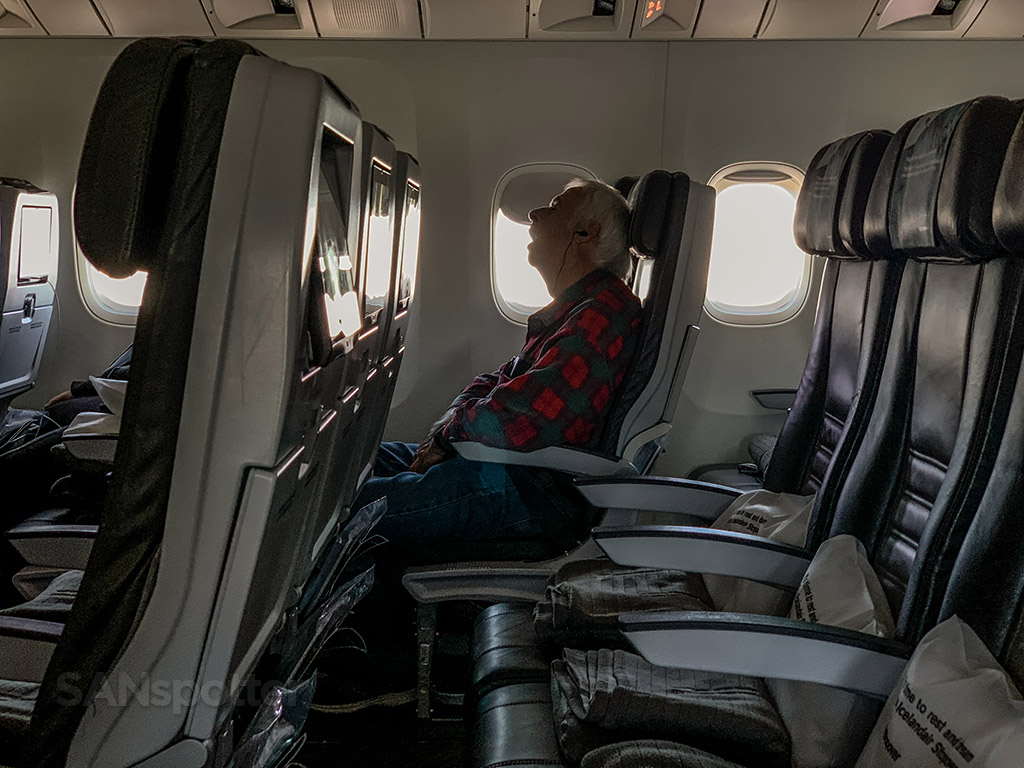 Sleeping Icelandair economy class