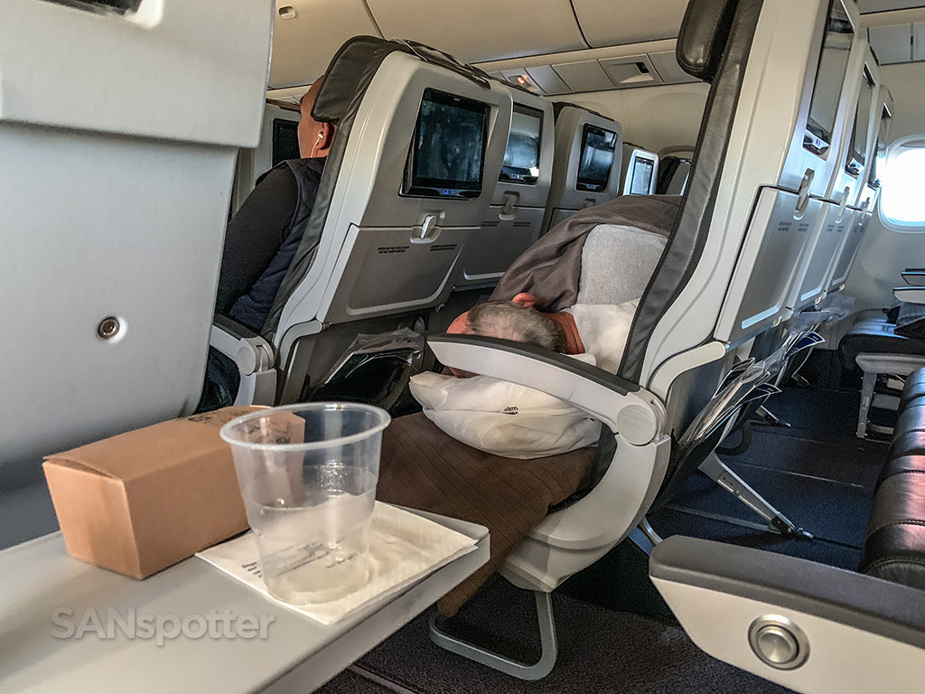 Sleeping in Icelandair economy class 
