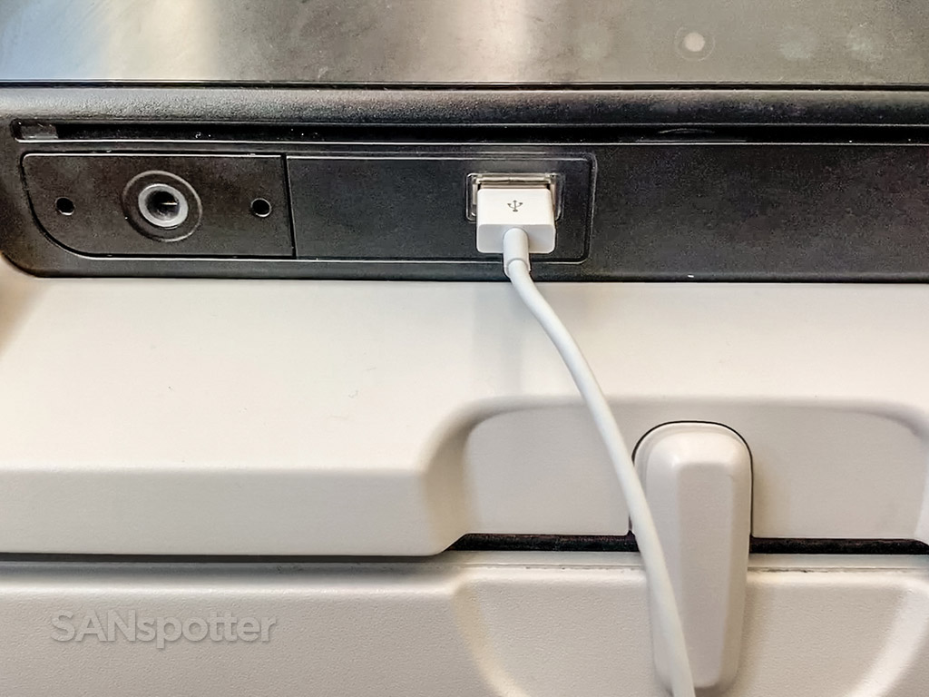 Air Canada 787-9 USB port economy class