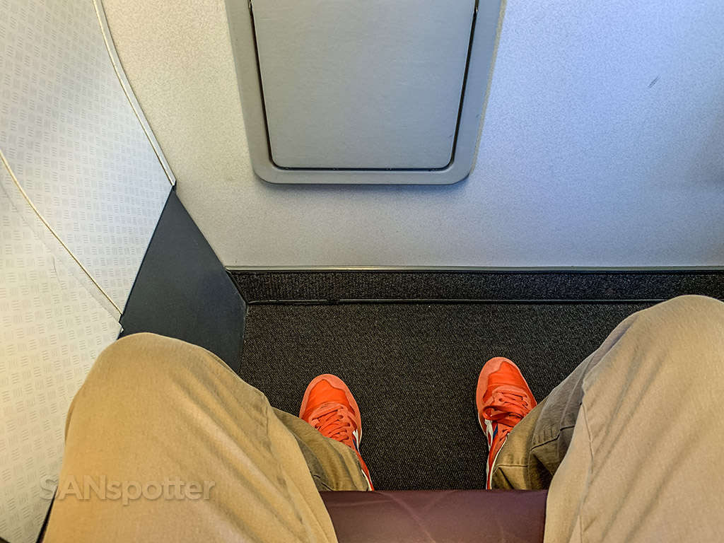 Qantas 737 first class leg room