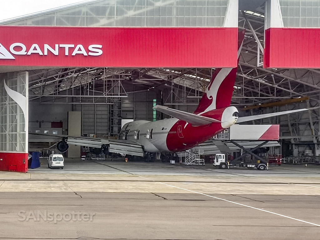 Qantas 747-400 maintenance