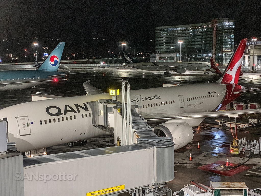 Qantas 787-9 en la puerta de embarque de SFO