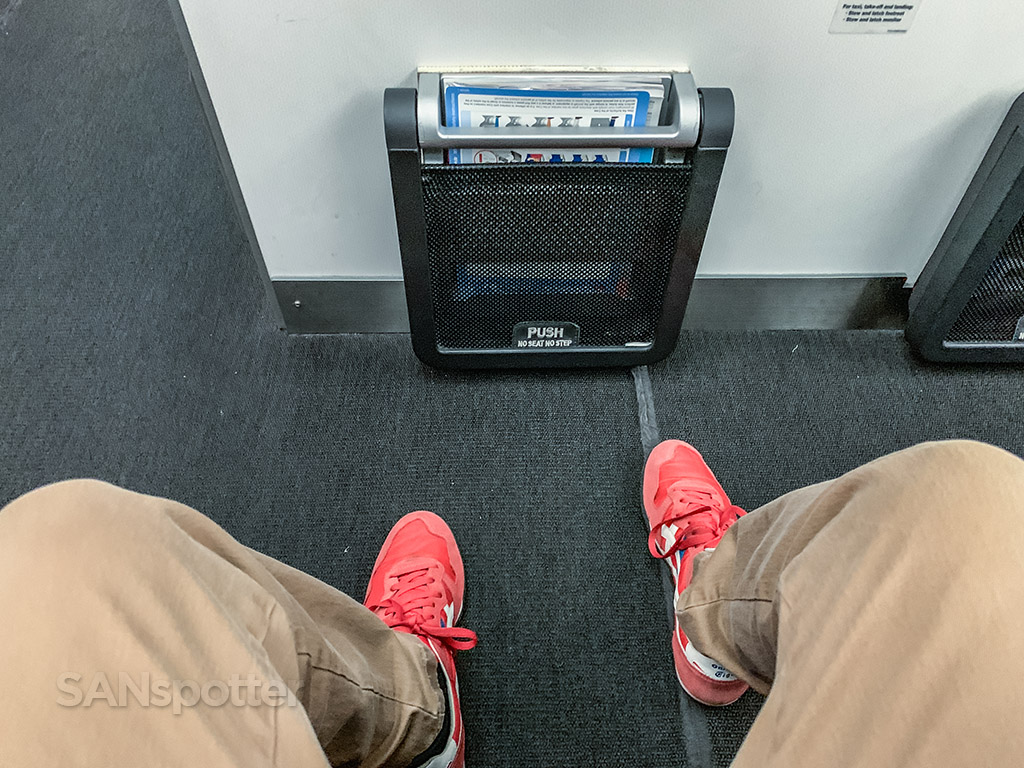 Qantas 787 premium economy prostor pro nohy