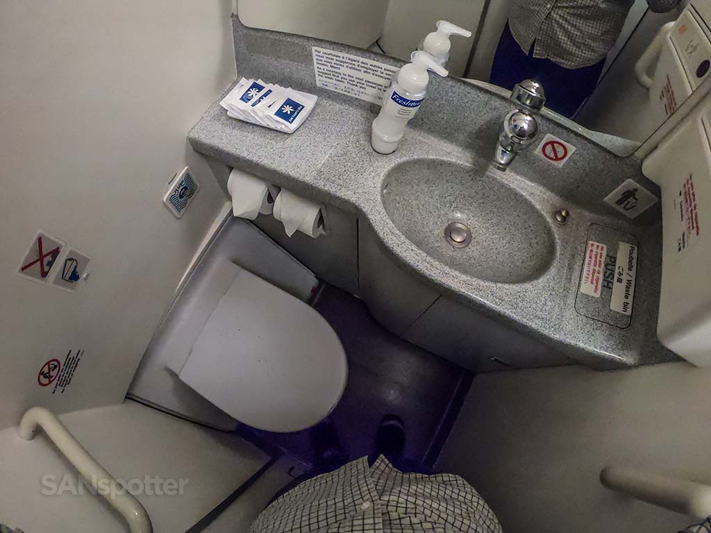 Air Tahiti Nui lavatory