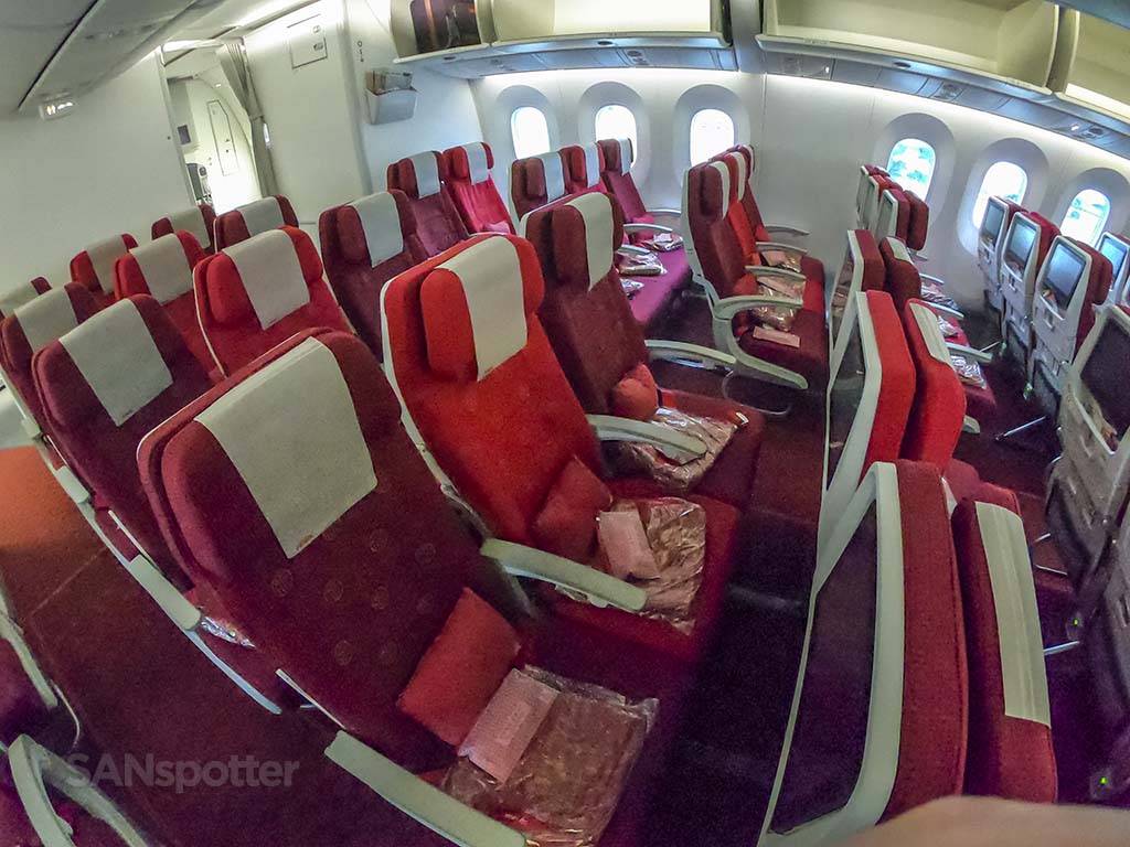 Hainan Airlines 787-9 economy cabin pic