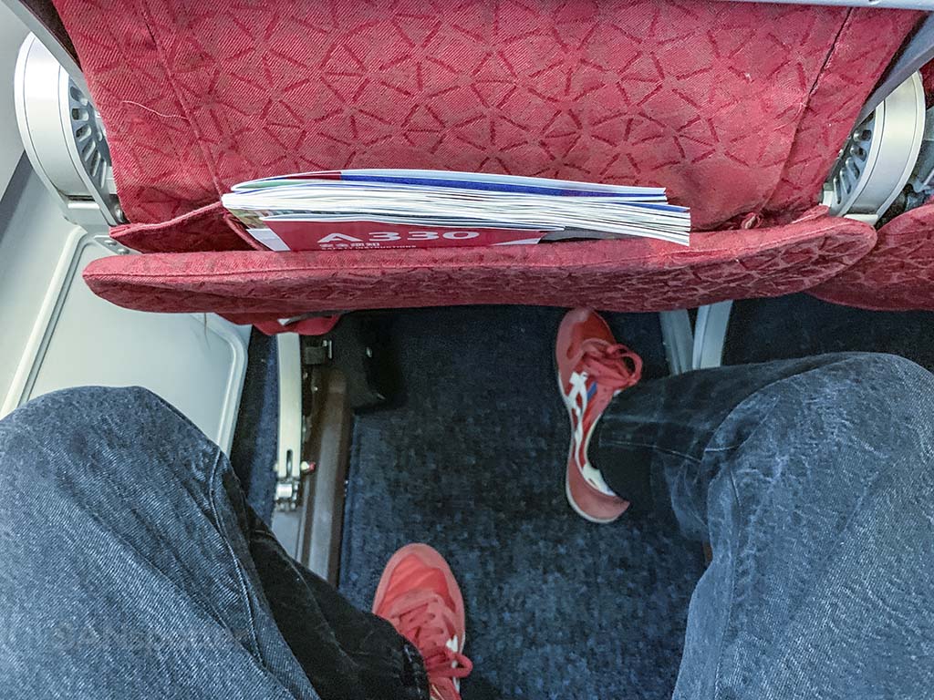 Sichuan Airlines economy class leg room