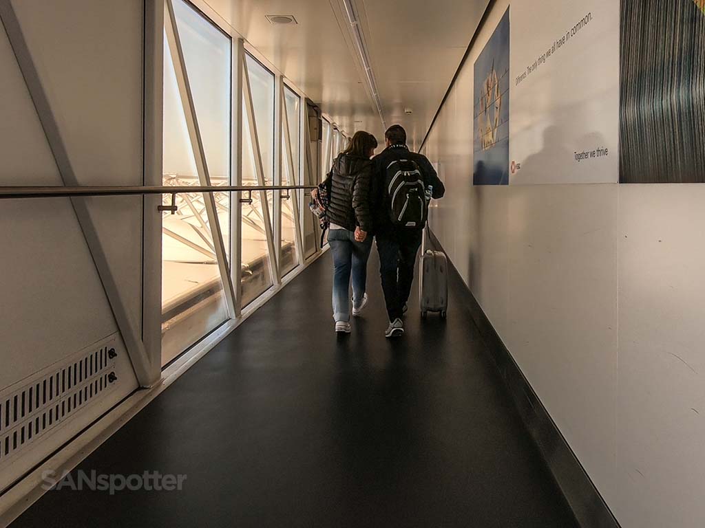 LHR jet bridge 