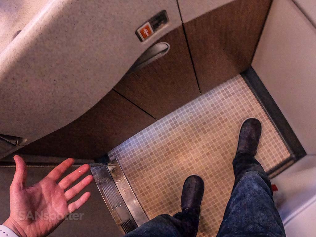 China Eastern 777-300 first class lavatory