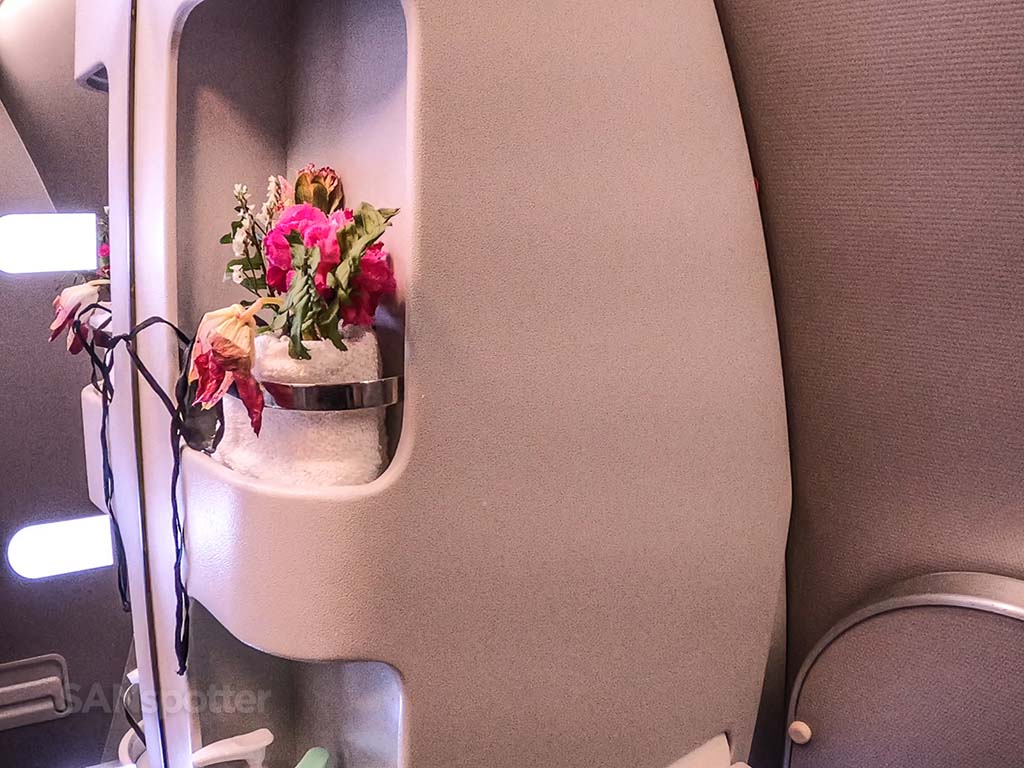 China Eastern lavatory wilted flowers