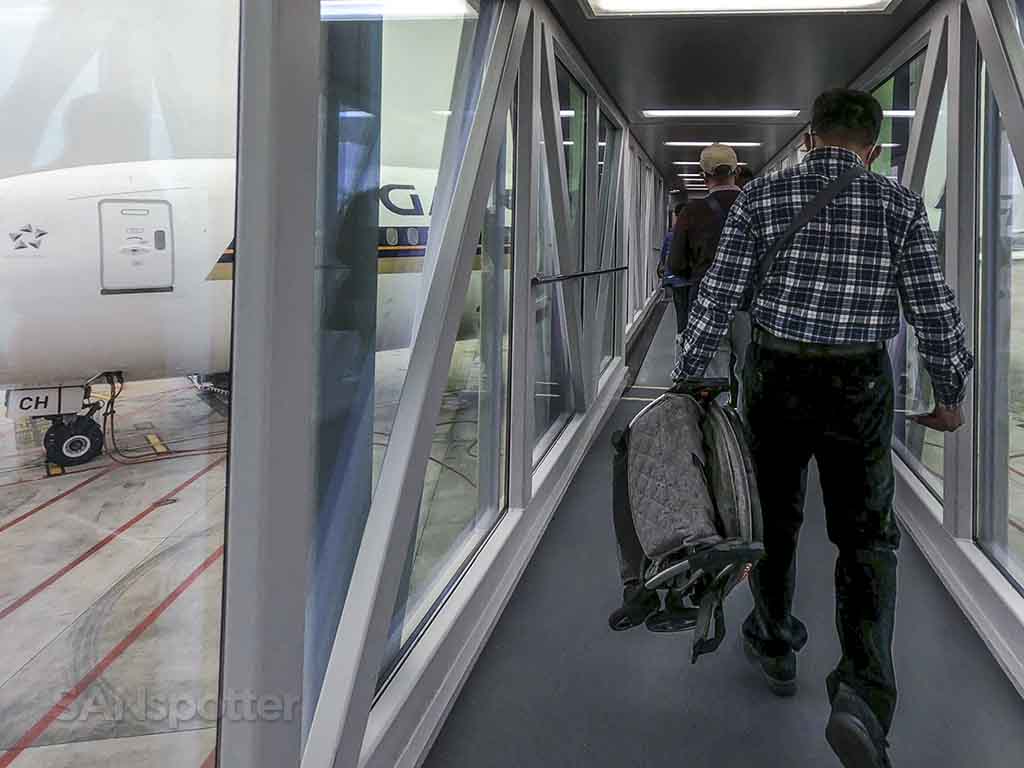 boarding Singapore Airlines 787-10