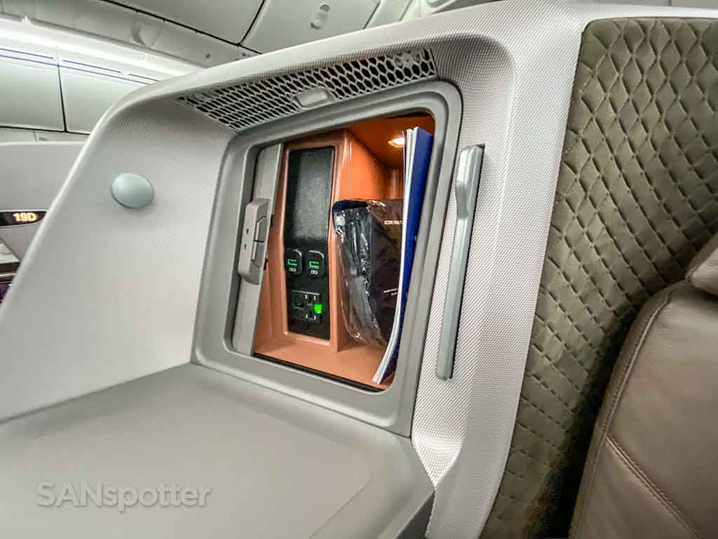Singapore Airlines 787 business class seat details