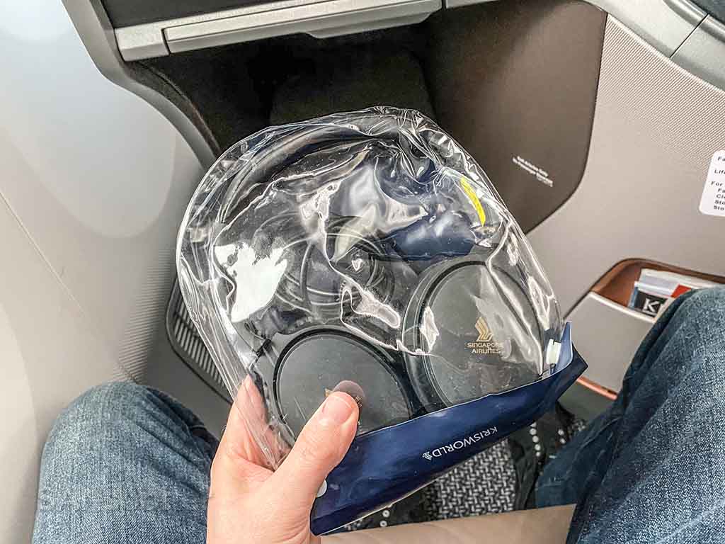 Noise cancelling headphones Singapore Airlines business class