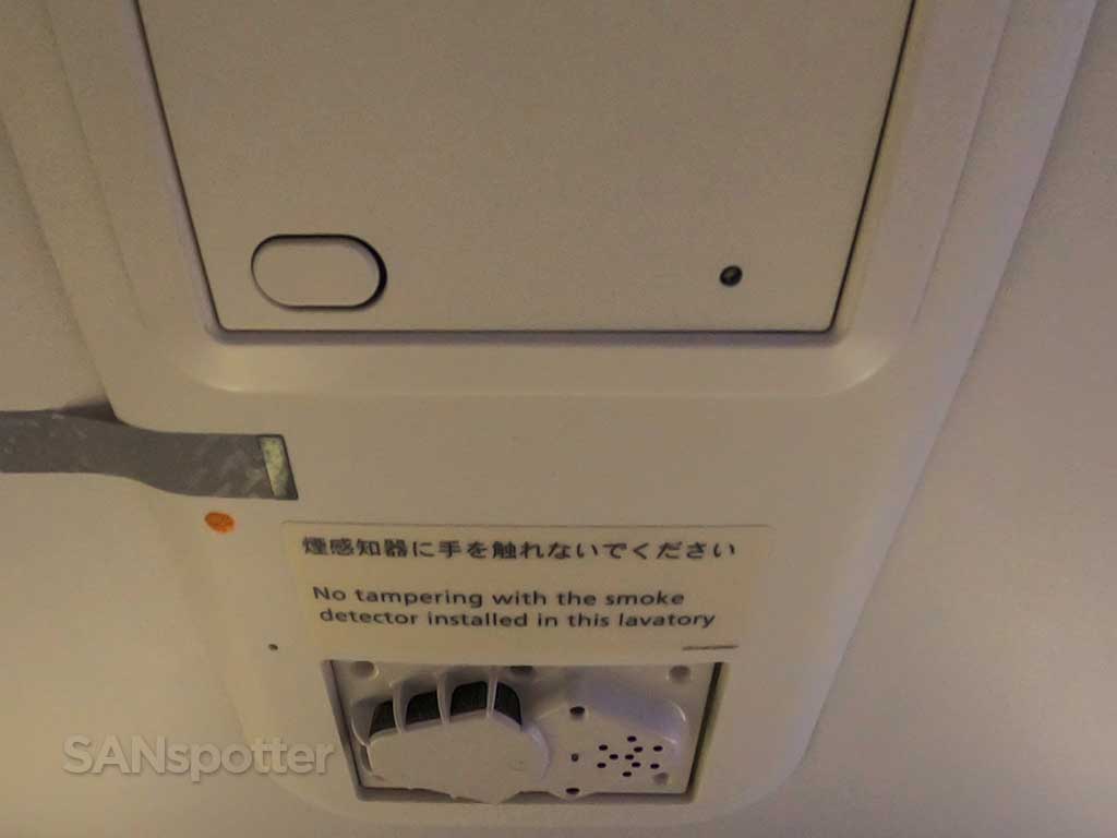 JAL 787 lavatory ceiling