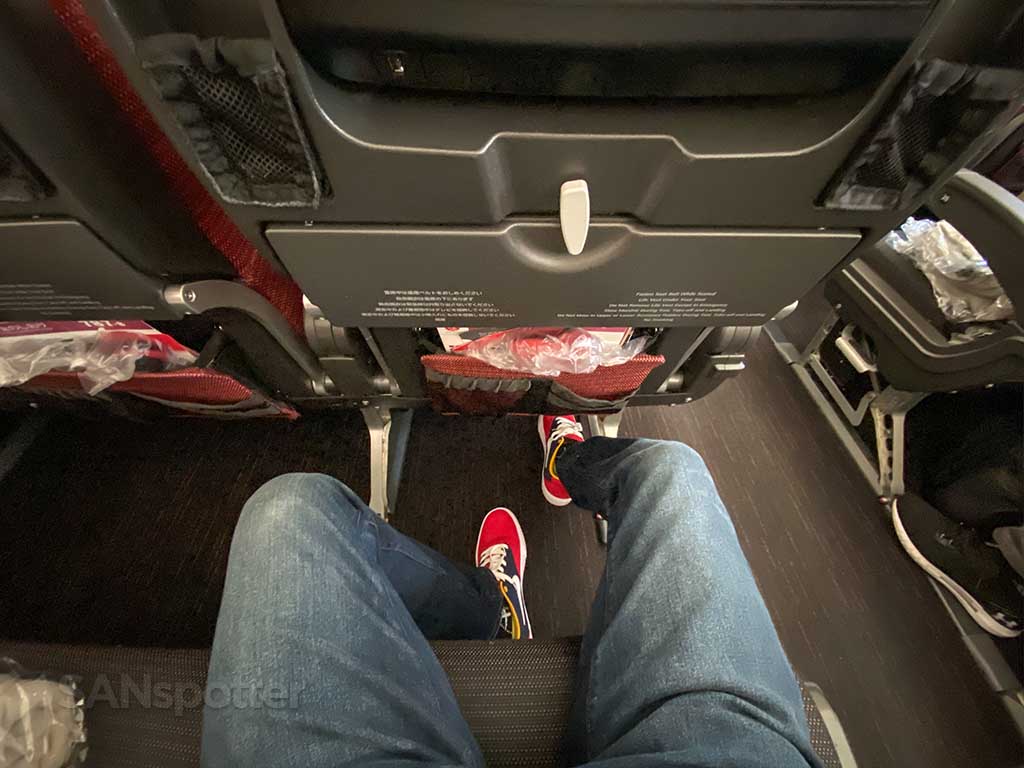 JAL 787 economy seat leg room
