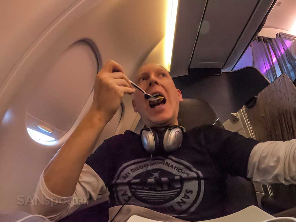 sanspotter eating in first class