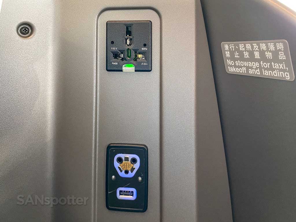 Starlux Airlines business class seat details