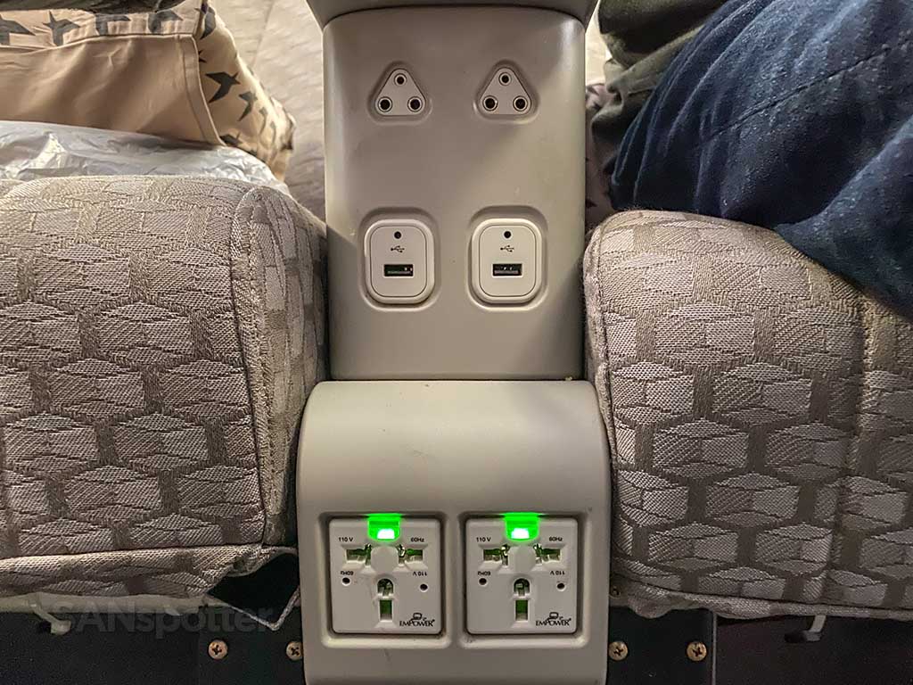 EVA Air Premium Economy gniazdka elektryczne