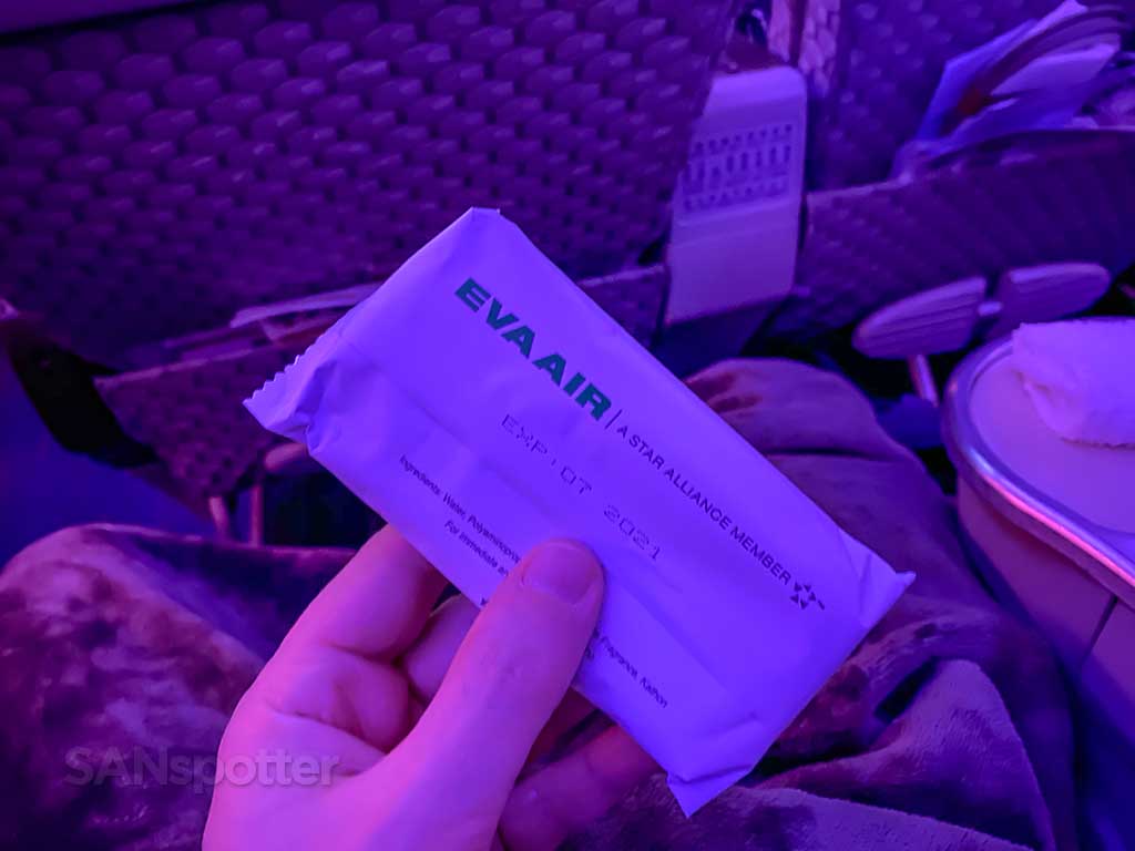 EVA Air Premium Economy serviço de toalhas molhadas