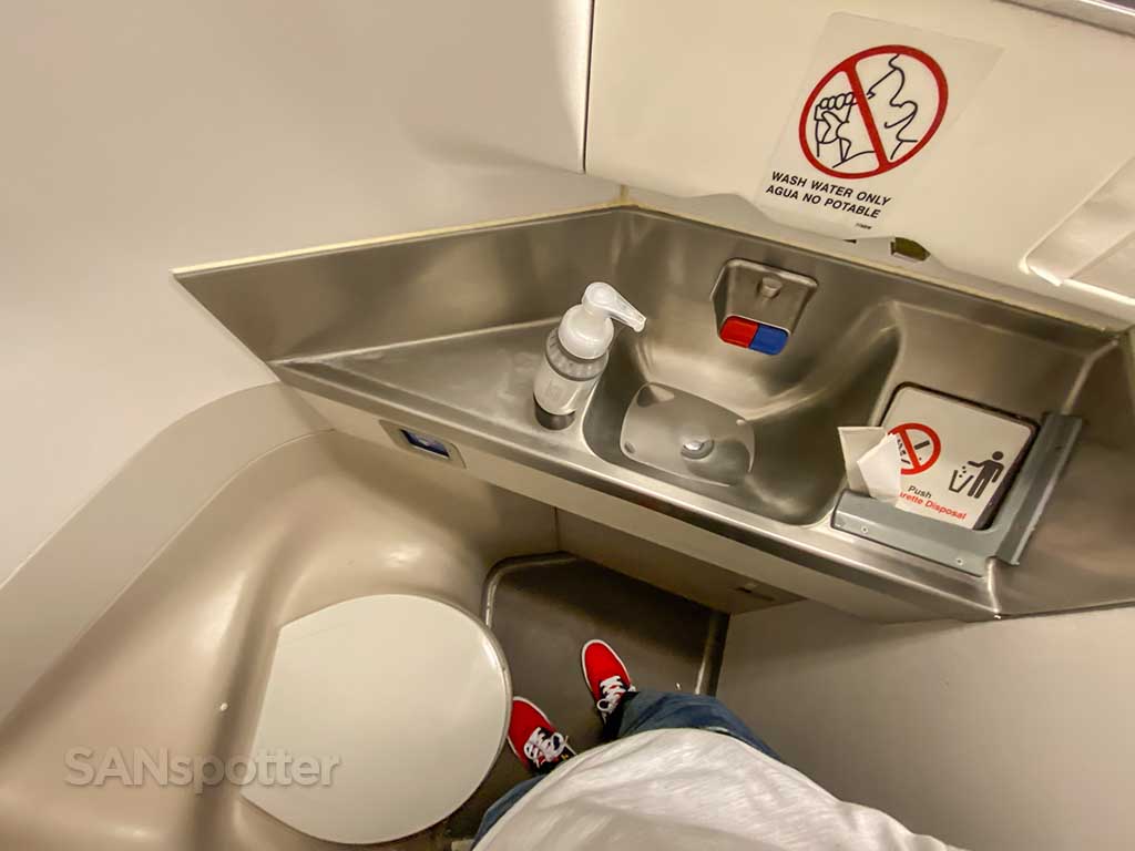 Southwest Airlines 737-700 loo review