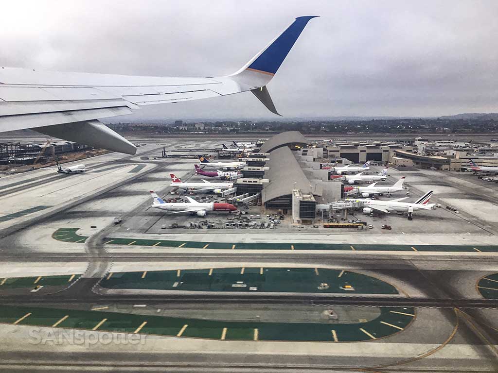 How long does it take to transfer flights at LAX?