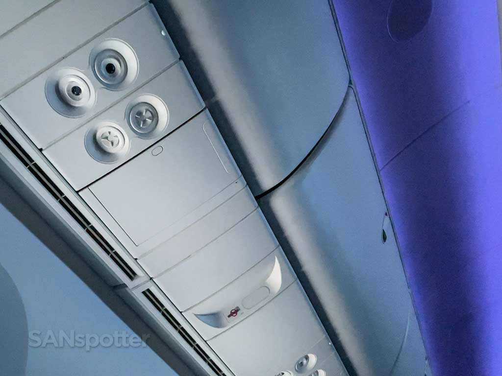 787-9 cabin ceiling 