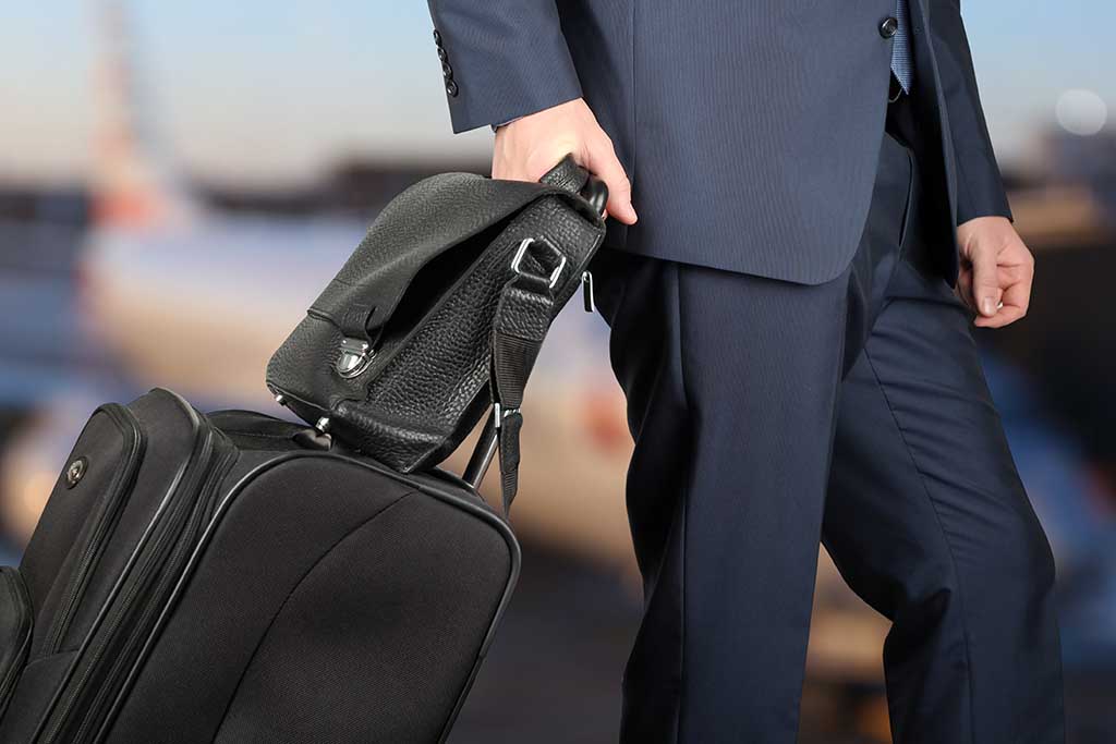 Best Garment Bags That Are Easy To Travel With