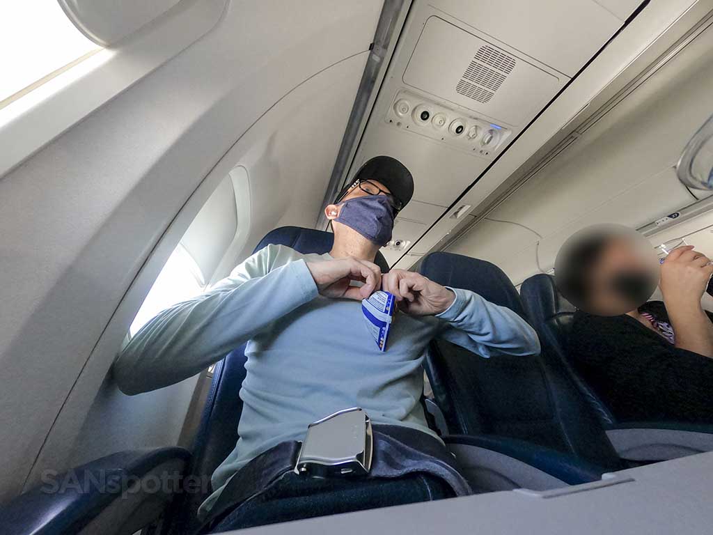 SANspotter eating snacks delta 737-800