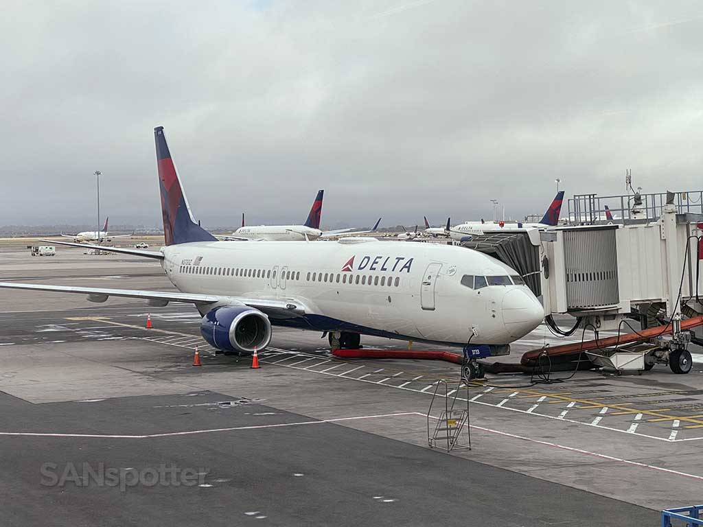 Delta 737-800 jfk airport
